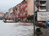 Áradások a Balkán-félszigeten – helyenként félméteres víz