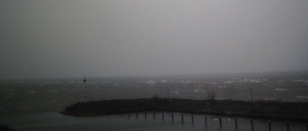 Webkamerakép: A viharos szél tarajos hullámokat keltett a Balatonon 