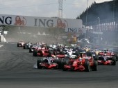 Kánikulában köröznek a Budai várban az F1-es gépek